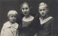 maminka s oběma syny - 1925