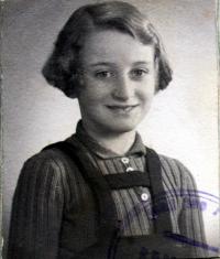 Lota Bendová na školním průkaze z Palestiny