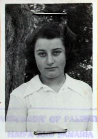 Lota Bendová in Palestine 1945