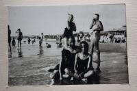 s otcem a kamarádkou na pláži v Palestině