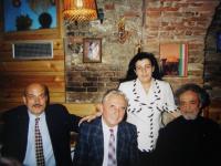 Jaroslav Oliverius se svými syrskými přáteli, zcela vpravo básník Adonis (Ali Ahmad Said)