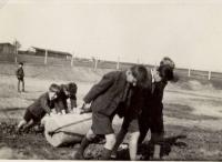 1942 údržba hřiště