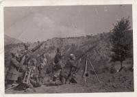 partyzáni z Demokratické armády na hoře Vici u Prespanského jezera v severnm Řecku- na fotce je i bratr Ioanise Nitsiose-Teodorus