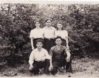 skupina mladých Řeků v Taškentu-1952,Ioannis Nitsios dole vlevo