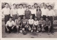 skupina Řeků, která se připravuje na spartakiádu v Taškentu, všichni pochází z okresu Grebena v Řecku-1950, Ioannis Nitsios dole vlevo