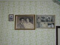 fotografie na zdi v bytě Ioannise Nitsiose