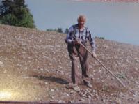 Josef Hroch na svém poli, takhle plné kamenů mu ho v devadesátých letech vrátili