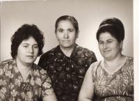 sestra Mirofora(Nikolajdu), maminka-Magdalini(Tilkeridu), sestra-Marta