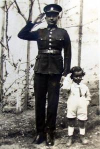 se svým otcem vojákem československé armády