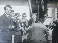 Tatínek hrával v kapele Tamburoši (chorvatská lidová hudba), na fotografii označen křížkem 
