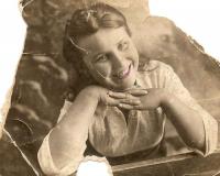 Šestnáctiletá Leonida před odchodem do pracovního tábora