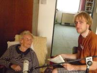 Emilie Hošková během natáčení se svým pravnukem