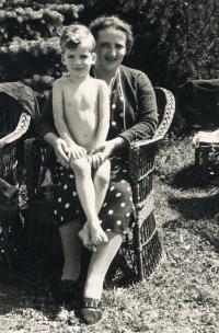 Riesel Petr - s maminkou Irenou, 1937 nebo 1938