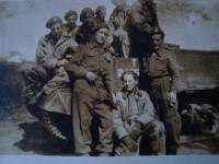 František Vavrečka první zleva v dolní řadě jako instruktor Bren Carrierů