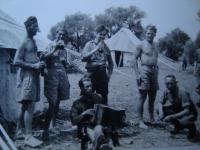 Tobrúk 1941, František Vavrečka s harmonikou