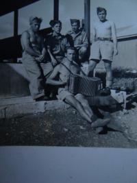 Tobrúk 1941, František Vavrečka s harmonikou