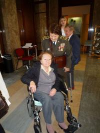 Marie Lastovecká a Vlasta Vyhnánková (na vozíčku), Setkání posledních žijících hrdinů od Sokolova - 1.ČS. samostatný polní prapor, Vítkov, březen 2010