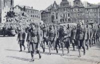 Vlasta Vyhnánková při pochodu na staroměstském náměstí 17. května 1945 (v první řadě druhá zprava)