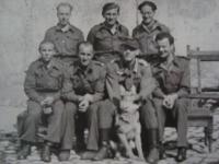 Zajatci s velitelem věznice (v první řadě druhý zprava) v obléhaném Dunkerque, Bedřich Utitz první zprava v druhé řadě