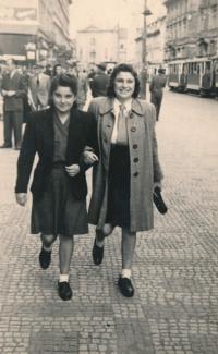 Eva Lišková with her friedn right after the war