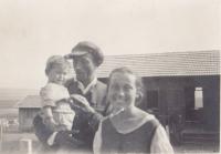 cca 1926 v izraelském kibucu, Asafův bratr s rodiči