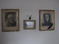 Fotografie manželů Cenklových na stěně