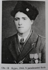 V paradesantní škole, Kyjev 1944