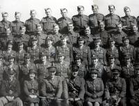 detail skupinové fotky Ivy Norman označena křížkem