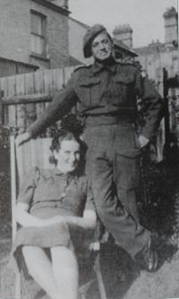 s manželem v St Neots v roce 1944