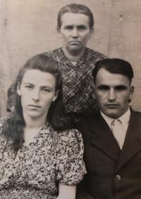Nina Bilijenková with husband and mother