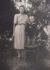 Nina Bilijenková with her son Jiří