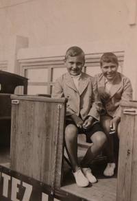 S bratrem na turistickém vláčku v Ostende