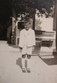 František Lederer v bílém