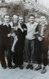 František Lederer, druhý zprava, v sanatoriu v Českém Dubu, 1945