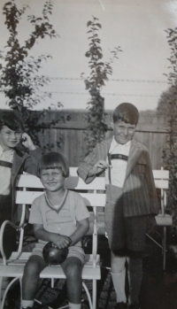 František Lederer, sedí vlevo, s bratrem