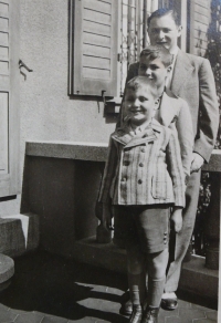 František Lederer, vepředu, s bratrem a bratrancem Glaserem