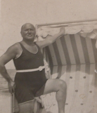 Otec Richard Lederer v plavkách