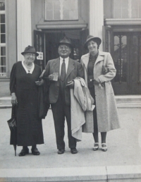 Otec, matka a její matka