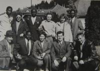 Na letišti v Přerově kde Karel Volena (v dolní řadě-druhý z prava) jako voják dělal překladatele letcům z Guienei a M