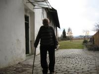 Václav Jedlička na dvoře svého domu -březen 2010 -Renoty