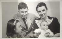 Pavel Brázda s maminkou a sestrami rok 1940