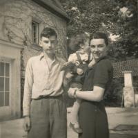 Pavel Brázda s maminkou a sestrou Evou ve Veverské Bítyšce