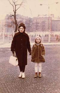 Věra s dcerou Kateřinou, 1964