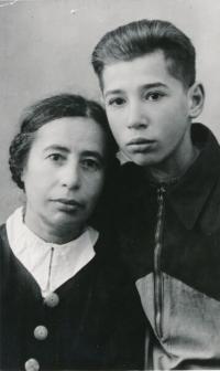 Viktor Pivovarov with His Mother (1951)