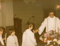 Páter Blaze během křtu pamětníkova syna Tomáše