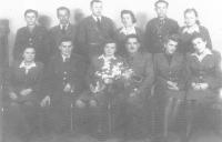 Svatba kamarádky Heleny Bártové, vpravo dole Slávka Ficková a Věra Suchopárová, Žatec 1945 