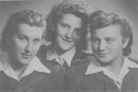 Zleva: Věra Suchopárová, Slávka Ficková, Helena Bártová, Žatec 1945