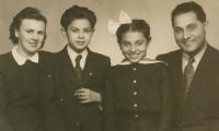 Kolem roku 1949; s rodiči a sestrou