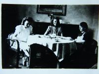 Sestry Suchánkovy s maminkou po válce v roce 1945