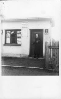 Maminka Marie v Šenově u Nového Jičína u trfiky, kterou dostal manžel jako válečný vysloužilec